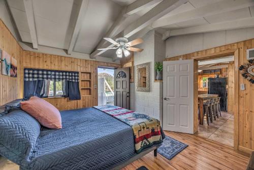 um quarto com uma cama e uma ventoinha de tecto em Cabin with Mountain Views about 2 Mi to Ruidoso Midtown! em Ruidoso