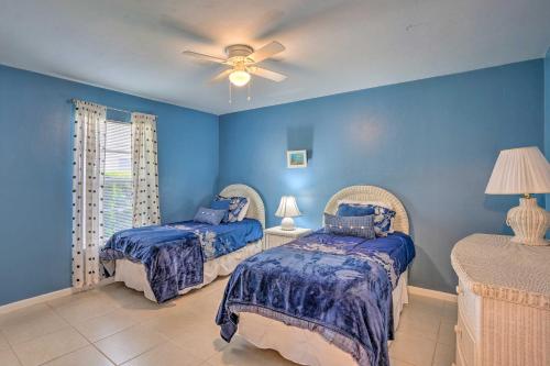 Ένα ή περισσότερα κρεβάτια σε δωμάτιο στο Marco Island Retreat with Pool about 1 Mi to Beach