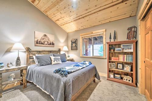 Tempat tidur dalam kamar di Luxe Truckee Cabin with Golf Course View and Deck