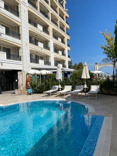 สระว่ายน้ำที่อยู่ใกล้ ๆ หรือใน Private Apartments by the sea with a large terrace in Apart hotel!
