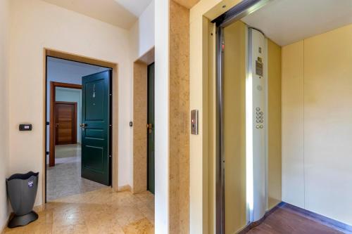 un pasillo con una puerta verde y un pasillo con un pasillo en Adriatico apartment, en Alghero