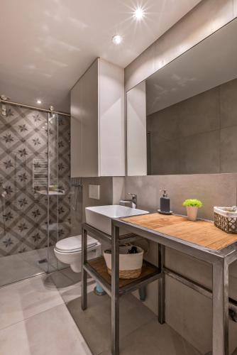 une salle de bain avec un lavabo et des toilettes dans l'établissement Agence des Résidences - Appartements privés du 45 CROISETTE - Superieur, à Cannes