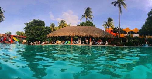 HuitéHotel Pasabien的一座带chikiikiikiikiikiikiikiikiikiikiikiikiikiki的大型游泳池