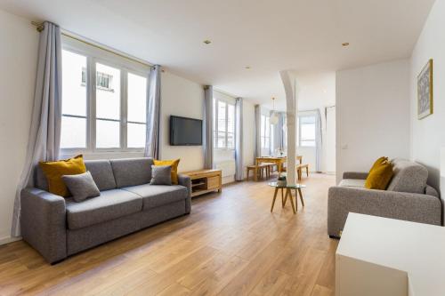 un salon avec deux canapés et une télévision dans l'établissement Appartement8P/Full Equipped/BONNE NOUVELLE/BOURSE, à Paris