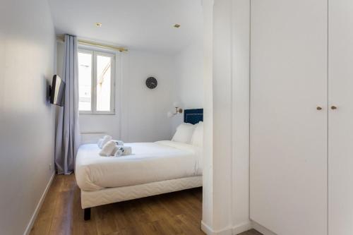- une chambre blanche avec un lit et une fenêtre dans l'établissement Appartement8P/Full Equipped/BONNE NOUVELLE/BOURSE, à Paris