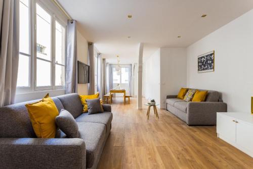 un salon avec deux canapés et une table dans l'établissement Appartement8P/Full Equipped/BONNE NOUVELLE/BOURSE, à Paris