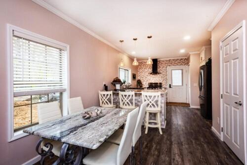 a kitchen and dining room with a table and chairs at Swan Lake Resort in Galloway