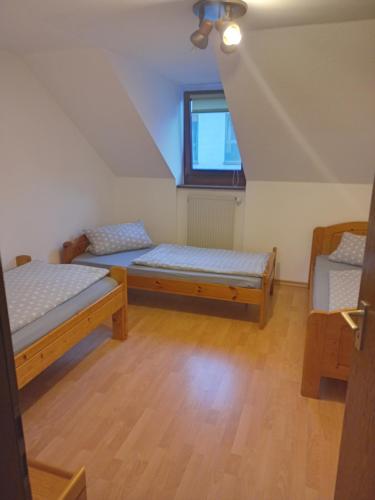 Кровать или кровати в номере Zentrale Ferienwohnung mit Blick auf die Paulinskirche
