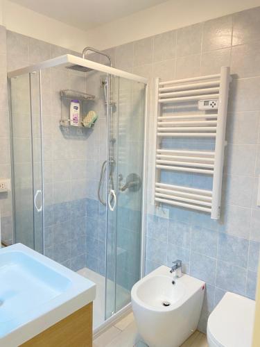 阿納卡普里的住宿－La Maiolica，带淋浴、盥洗盆和卫生间的浴室