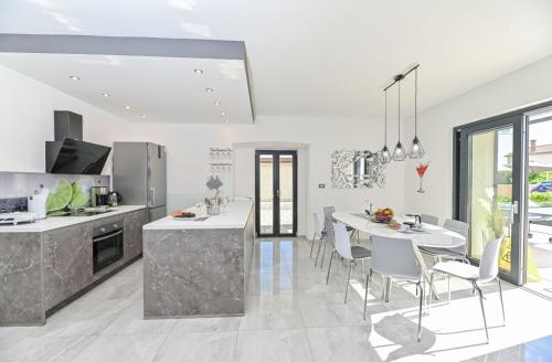 Kuchyň nebo kuchyňský kout v ubytování Luxury Villa Ivy