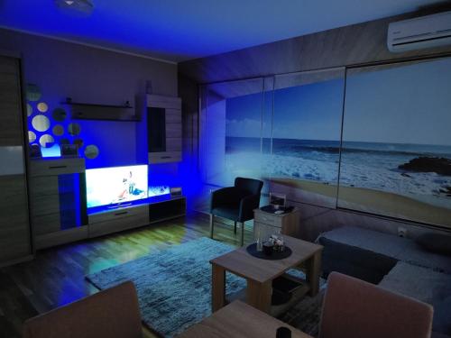 uma sala de estar com um sofá e uma televisão em Apartman ESPRESSO sa parkingom em Sremska Mitrovica