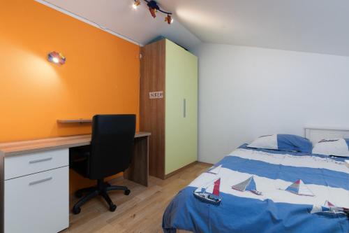 een slaapkamer met een bed en een bureau bij Luxury 3 Bedroom Apartment in Vrsar