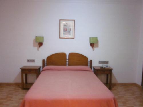 En eller flere senge i et værelse på Hotel Elena María