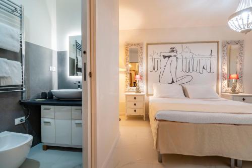1 dormitorio con 1 cama y baño con lavamanos en Sogno sull'acqua, en Venecia