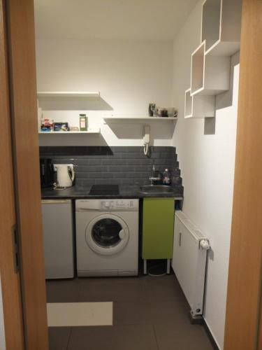 a small kitchen with a washing machine in it at Wohnung in der zentrale Lage bis zu 5 Personen in Leipzig