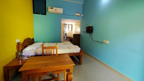Een bed of bedden in een kamer bij Shrushthee Guest House