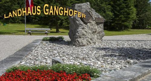 a sign for a park with a bench and flowers at W6 Haus Ganghofer in Leutasch