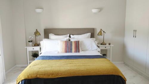Tempat tidur dalam kamar di Luxury apartment, comfort and relax, views of the pool