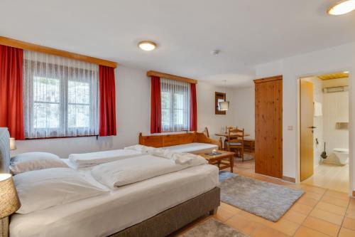 Deutschberg的住宿－Gemütliches Appartement nähe Skipiste，一间带两张床的卧室和一间浴室