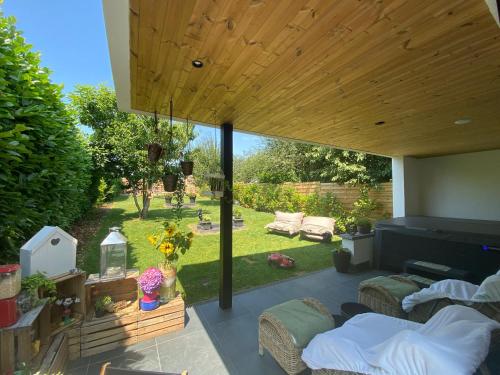 a screened in porch with a view of a garden at B&B Le Jardin de Sophie in Geraardsbergen