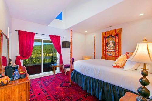 a bedroom with a bed and a window at Quiet Mind Mountain Lodge, Retreat & Spa in Julian
