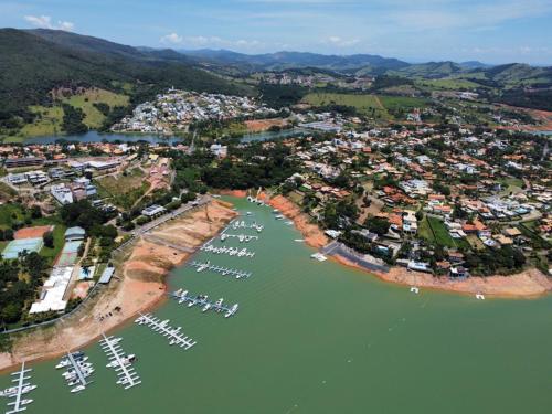 an aerial view of a harbor with boats in the water at Solarium de Escarpas Suítes in Capitólio