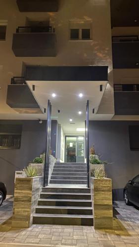 eine Treppe, die zu einem Haus führt in der Unterkunft Apartman Petra in Jagodina