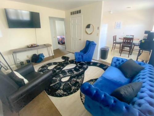 een woonkamer met een bank en blauwe stoelen bij Cozy Two Bedroom Apartment in the City Center in Trenton
