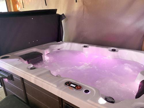 Fotografie z fotogalerie ubytování Cosy Cabin with Private Hot Tub Isle of Wight v destinaci East Cowes