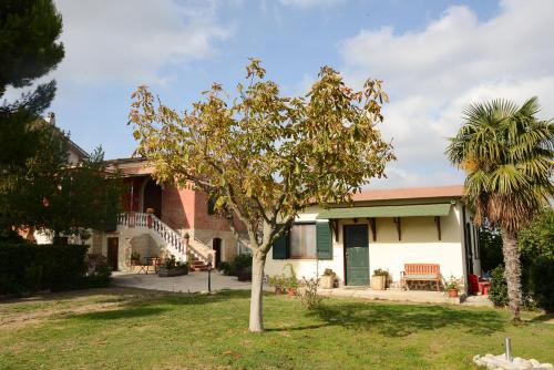 dom z drzewem w ogrodzie w obiekcie La Casa Di Andrea w mieście Chieti
