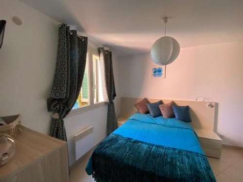 ベルゴデールにあるAppartement Dolce Farnienteのベッドルーム(青いベッド1台、窓付)