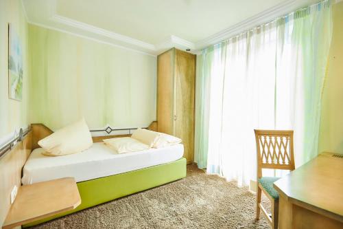 Ένα ή περισσότερα κρεβάτια σε δωμάτιο στο Flair Hotel Zum Schwarzen Reiter