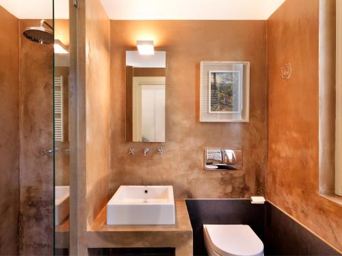 un baño con lavabo e inodoro en Depadance Limoni, en Gardone Riviera