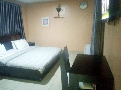 Ein Bett oder Betten in einem Zimmer der Unterkunft StayCation Suites And Apartment