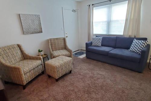 salon z niebieską kanapą i 2 krzesłami w obiekcie Trenton's Apartment on First w mieście Trenton