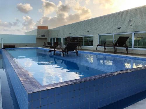 - une piscine au-dessus d'un bâtiment dans l'établissement VISTA para o MAR e o PÔR DO SOL - MAR BELLO PLAZA, à Cabedelo
