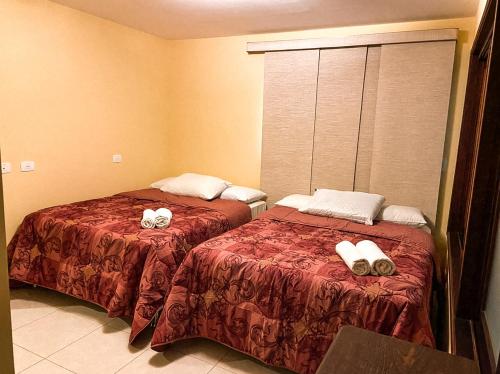 - 2 lits dans une chambre d'hôtel avec des serviettes dans l'établissement Flat Portal de Gravatá Hotel Fazenda - Flat 4 suítes, à Gravatá