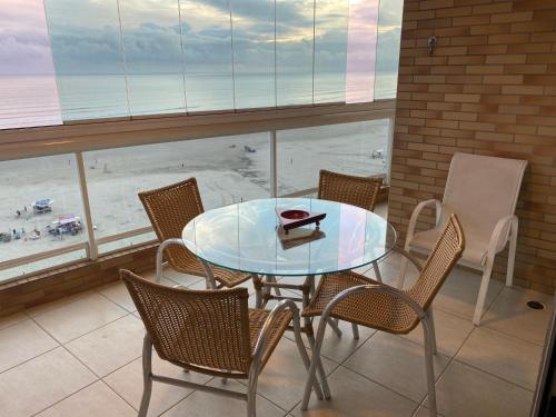 Rõdu või terrass majutusasutuses Apto Varanda Gourmet frente ao mar com Wi-Fi