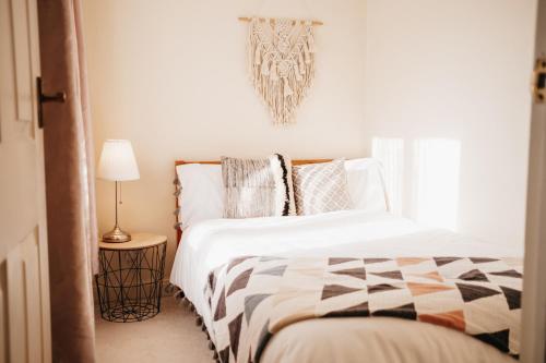 Llit o llits en una habitació de Booker Avenue House - 4 bedroom house with garden and parking