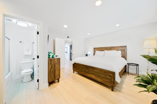 Un pat sau paturi într-o cameră la Newport Beach Condo Deluxe I & II