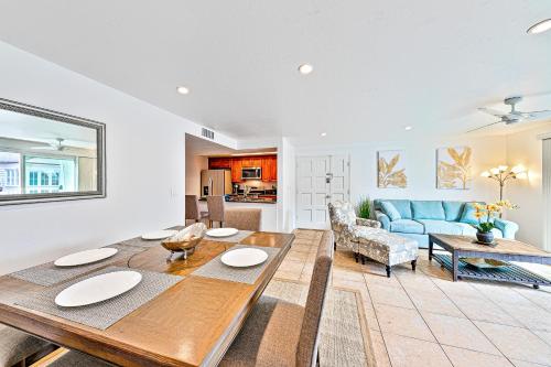 uma sala de estar com uma mesa e um sofá em Newport Pacific I & II em Newport Beach