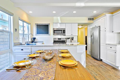 una cocina con una mesa de madera con platos. en Modern Newport Beach Condos en Newport Beach