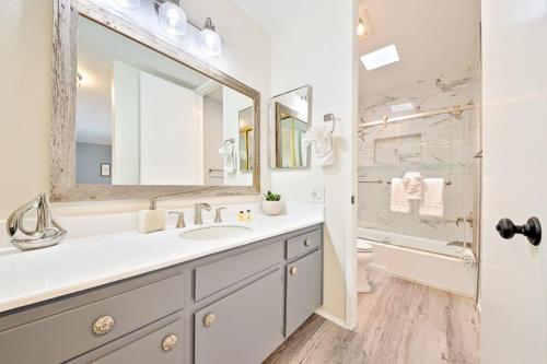 une salle de bain blanche avec lavabo et douche dans l'établissement Pier View Retreat - Beachfront beauty with ocean views, private balconies, pool/hot tub, & WiFi, à Oceanside