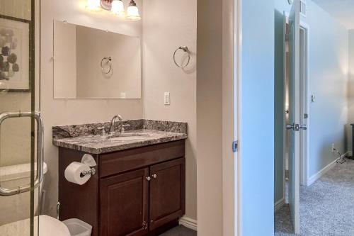 斯科茨代爾的住宿－Sweet Home Granada，一间带水槽、卫生间和镜子的浴室