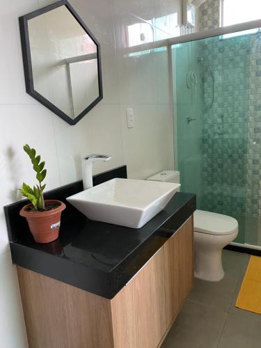Nosso Recanto في بورتو دي سويبي: حمام مع حوض ومرحاض ومرآة