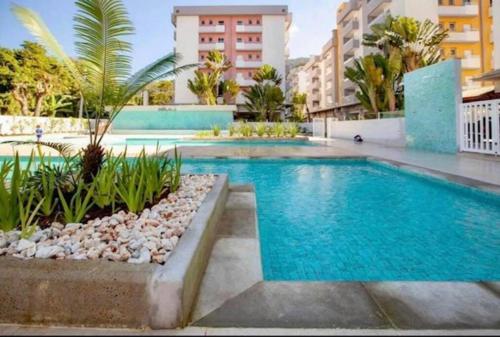una piscina en medio de un edificio en PASSAREDO 1102, en Ubatuba