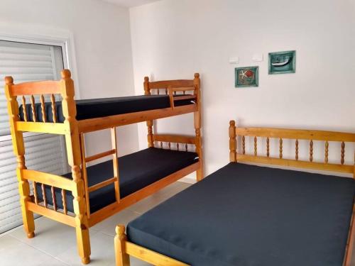 2 literas en una habitación con 1 cama en PASSAREDO 1102, en Ubatuba
