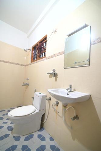 Ett badrum på Sree Mookambika Beach Resort