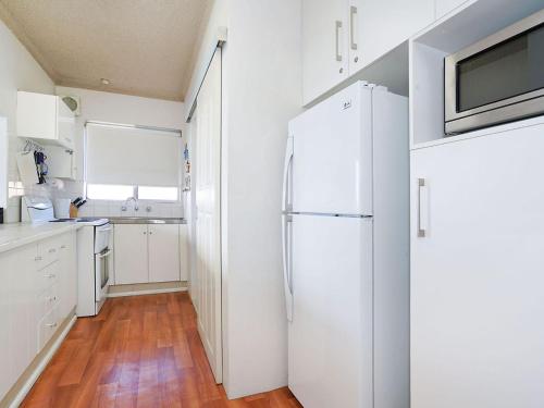 A kitchen or kitchenette at Jewel Court - Unit 18