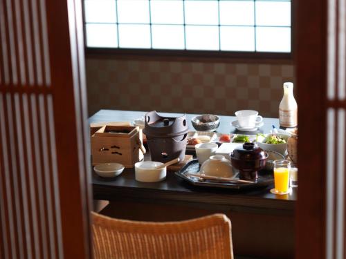 a table with plates of food on it at Akan Tsuruga Besso Hinanoza in Akankohan